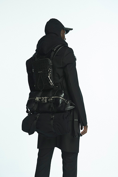 واكب الموضة واحصل على اطلالة استثنائية مع حقيبة Venture من Givenchy